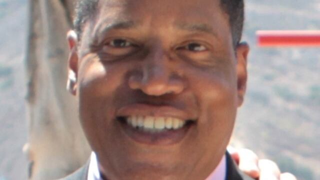 Larry_Elder_at_Camp_Pendleton_in_2013__1_m5lgzb