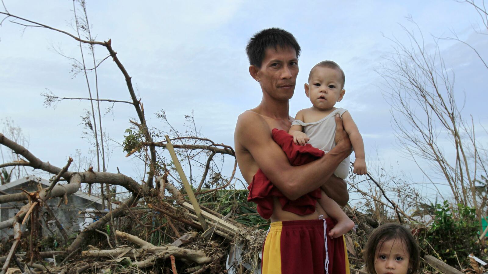 cheats/2013/11/11/philippines-reels-from-typhoon/131111-typhoon-cheat_ao5jjn