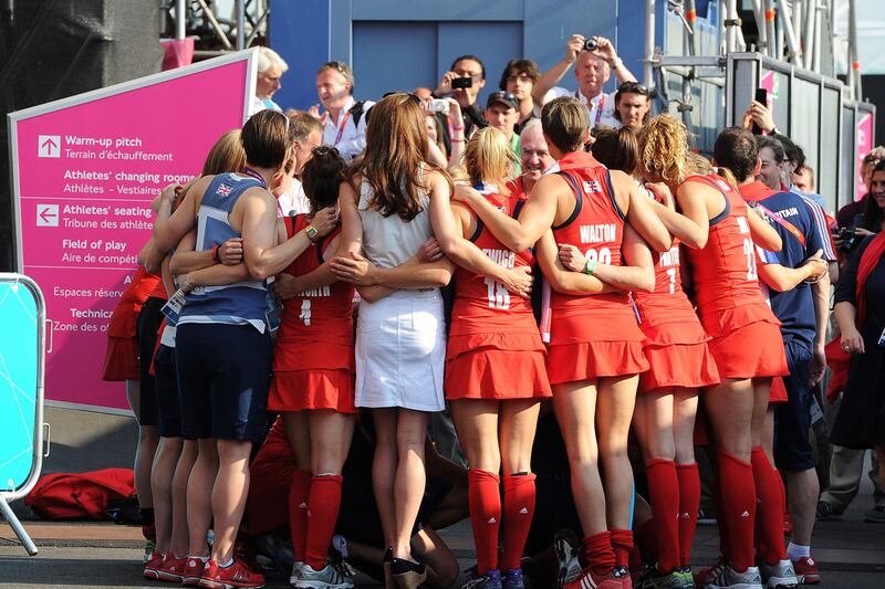 articles/2012/08/10/kate-poses-with-team-gb-hockey-bronze-medal-winners/kate-hockey-team1_r6mpky