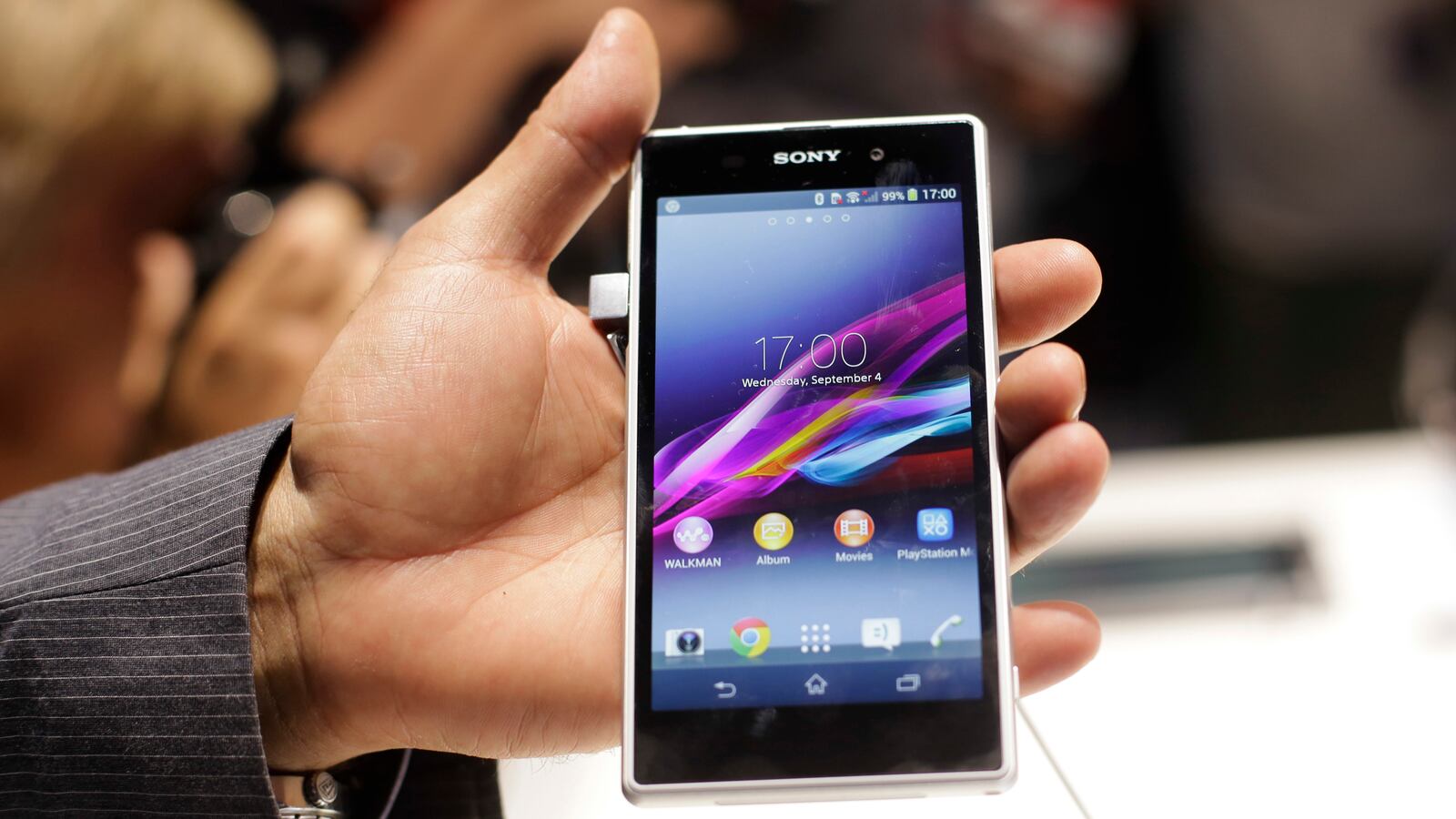 articles/2013/09/04/sony-makes-bet-on-waterproof-phone/130904-sony-phone_r3tftt