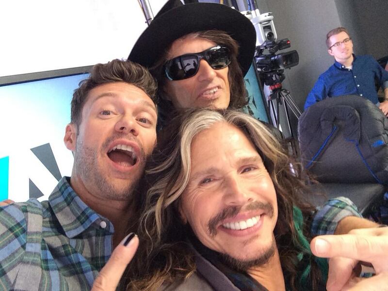 galleries/2014/04/12/oprah-james-franco-the-week-s-best-celebrity-selfies/140411-selfies-RyanSeacrest_kydphz