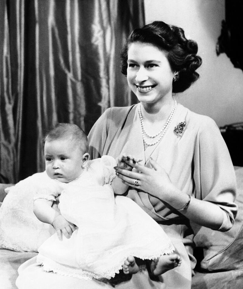 galleries/2012/12/03/pregnant-royals-from-the-queen-to-fergie-photos/queen-elizabeth-ii-pregnant-royals_qztezl