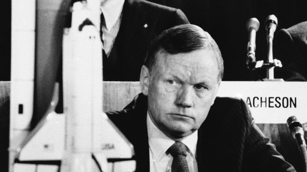 articles/2012/08/26/neil-armstrong-s-heroic-challenger-task/neil-armstrong-challenger-teaser_lhenob