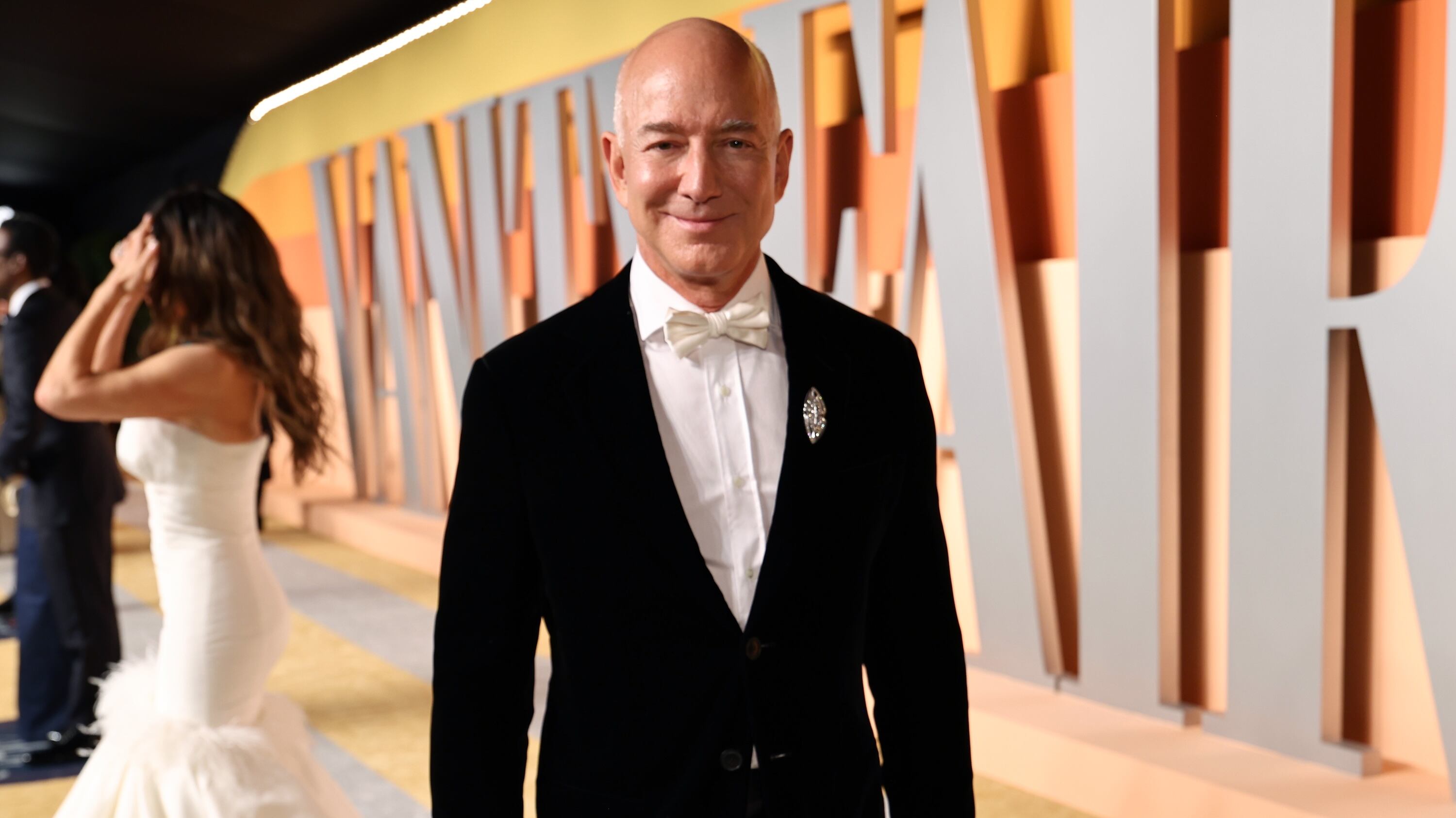 BEVERLY HILLS, CALIFORNIA - MARCH 02: (L-R) Lauren Sánchez and Jeff Bezos attend the 2025 Vanity Fair Oscar Party Hosted By Radhika Jones at Wallis Annenberg Center for the Performing Arts on March 02, 2025 in Beverly Hills, California. (Photo by Cindy Ord/VF25/Getty Images for Vanity Fair)