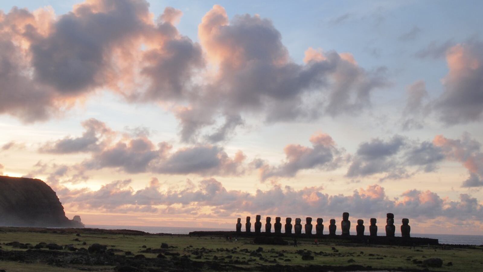 galleries/2013/08/02/stunning-images-from-easter-island-photos/easter-island-tease_p4odi1