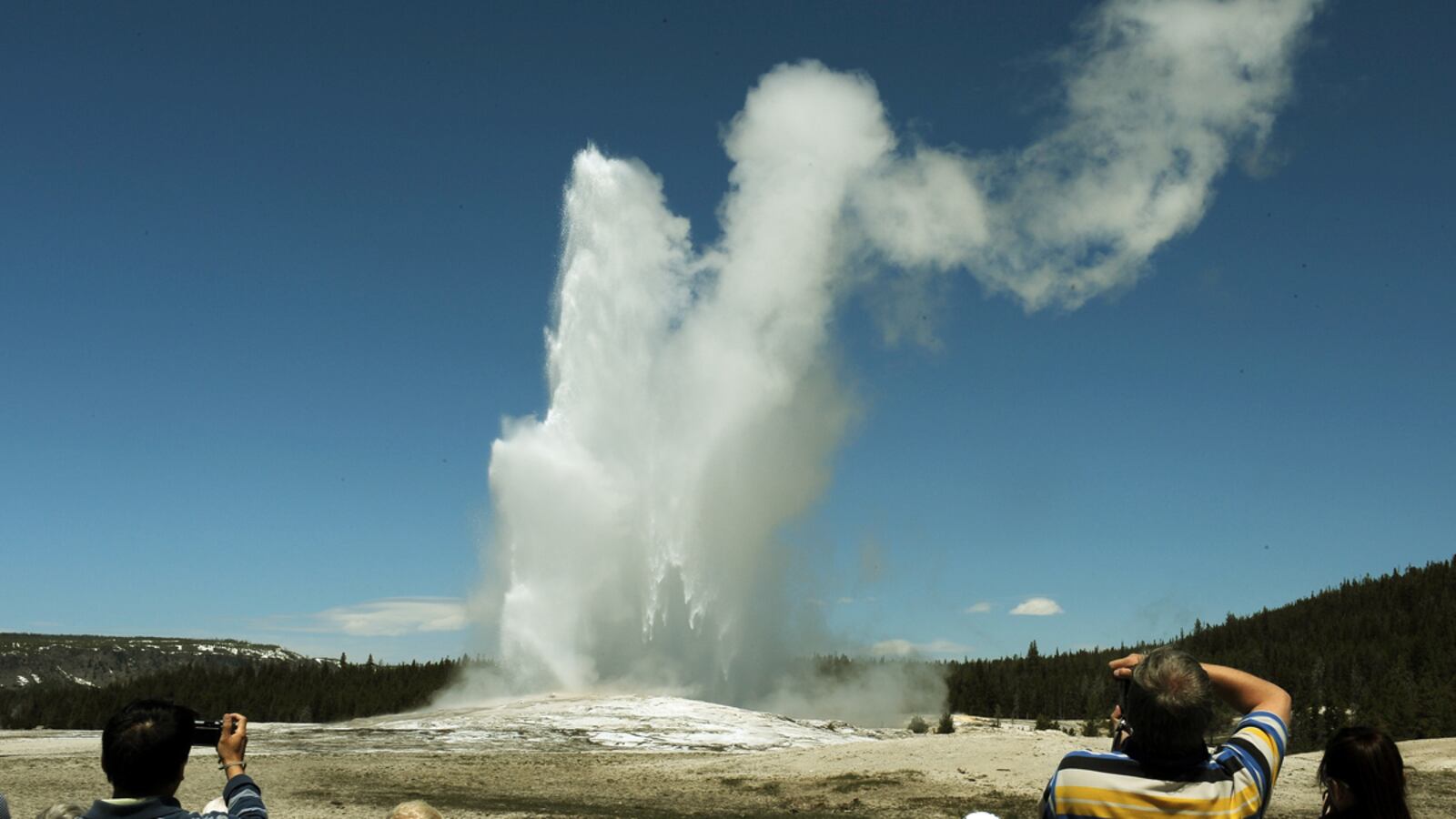 cheats/2015/10/07/yellowstone-park-sets-visits-record/151007-yellowstone-cheat_titt2l
