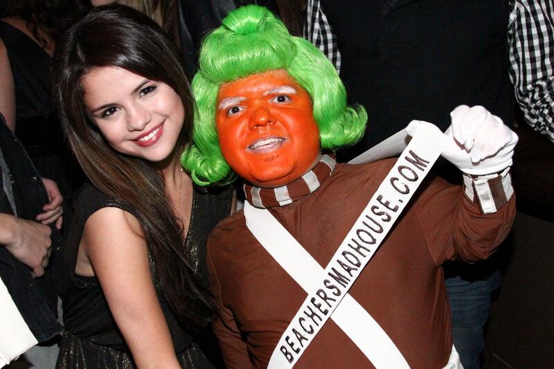 galleries/2013/06/22/beacher-s-madhouse-wildest-club-in-los-angeles-featuring-miley-cyrus-bill-maher-more/130621-beachers-madhouse-05-GAL_shhab8