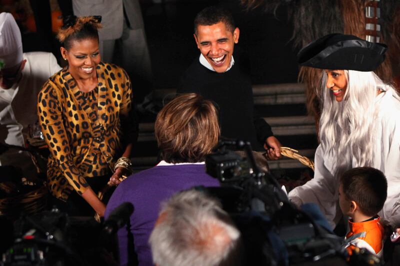 galleries/2011/07/26/politicians-in-costume/costumed-pols-mobama_noyqzn