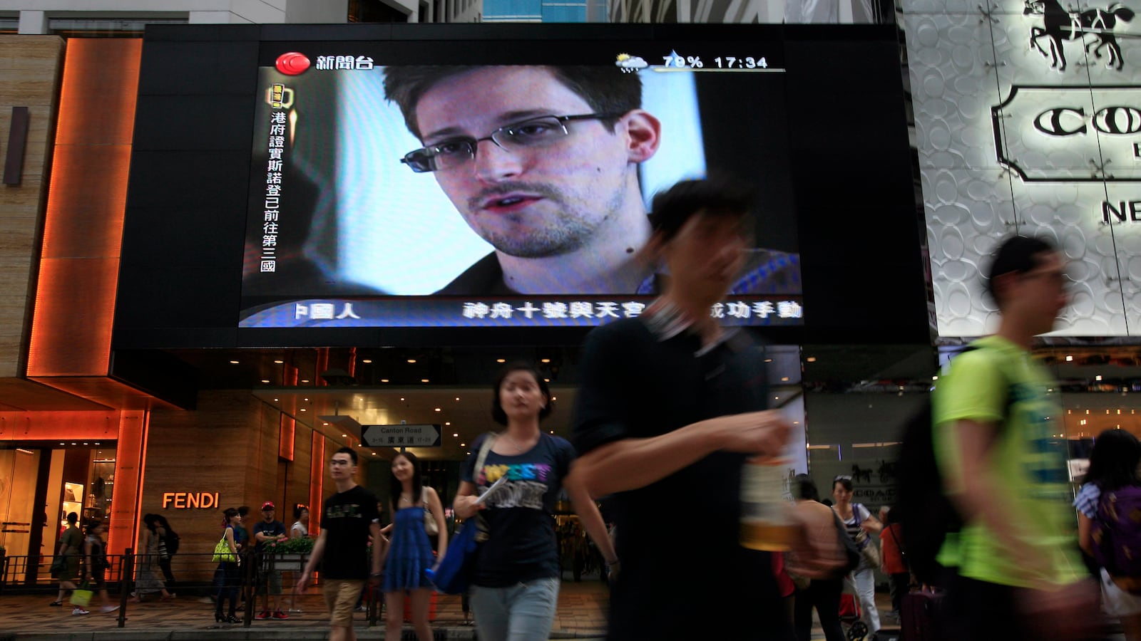 articles/2013/06/23/snowden-on-the-run-from-hawaii-to-hong-to-moscow-next-stop-ecuador/130623-snowden-on-the-run-nemstova-tease_m2bpyu