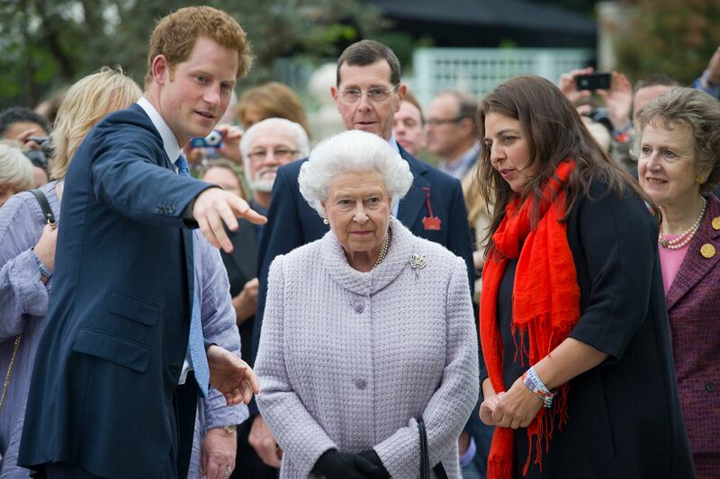 articles/2013/05/21/royals-descend-on-chelsea-flower-show/queen-garden_hq0ly2