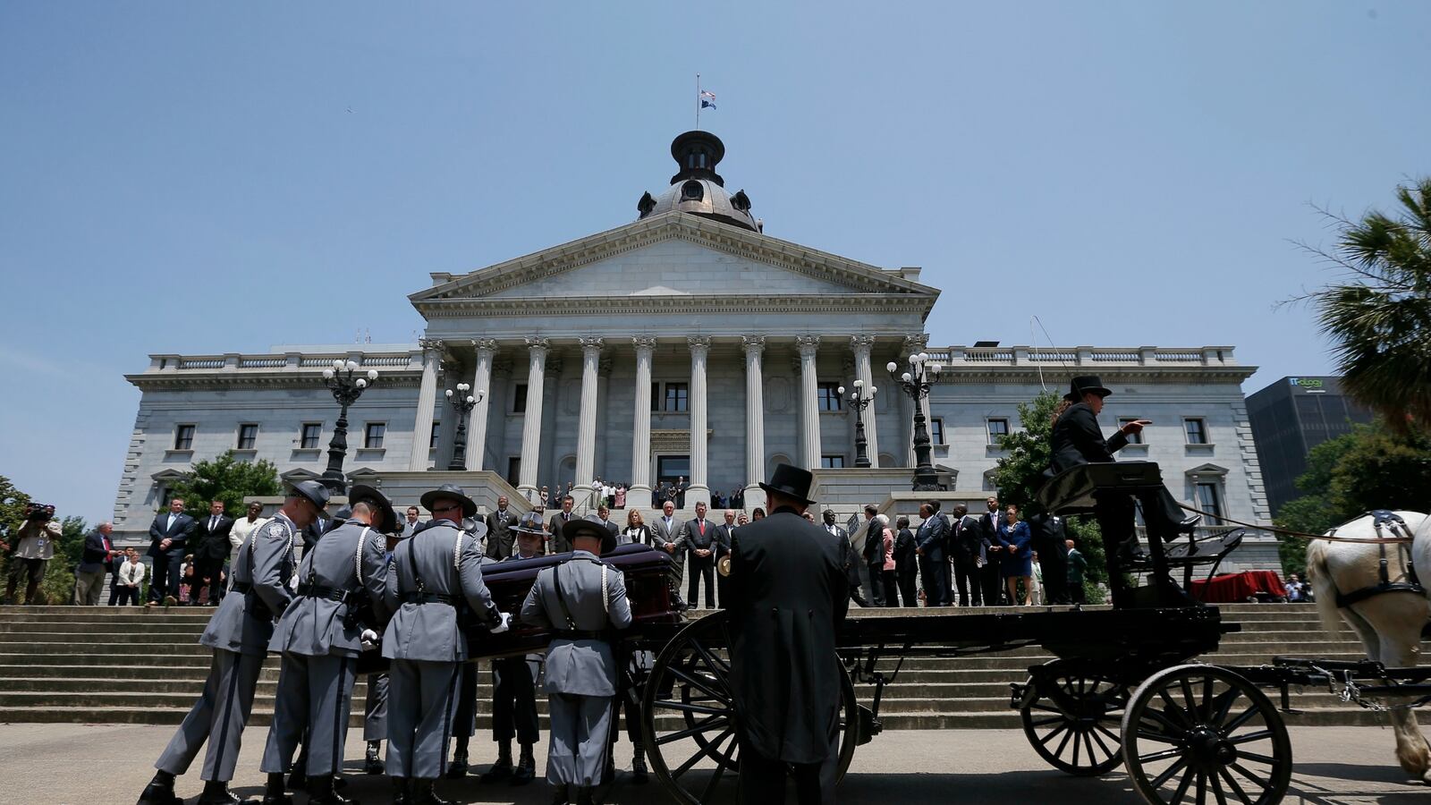 cheats/2015/06/26/slain-rev-s-mourners-line-up-at-3-30am/150626-pinckney-cheat_f47vz9