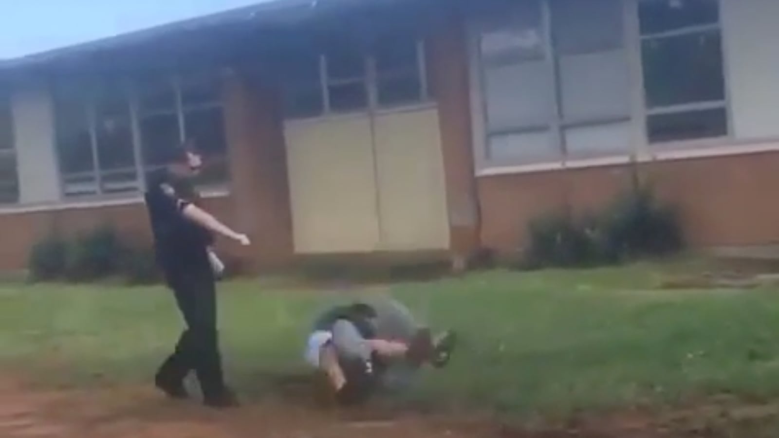 articles/2015/09/17/teens-in-schoolyard-fight-immediately-tazed-by-cop/20150917-copshock-joiner_fvqlgi