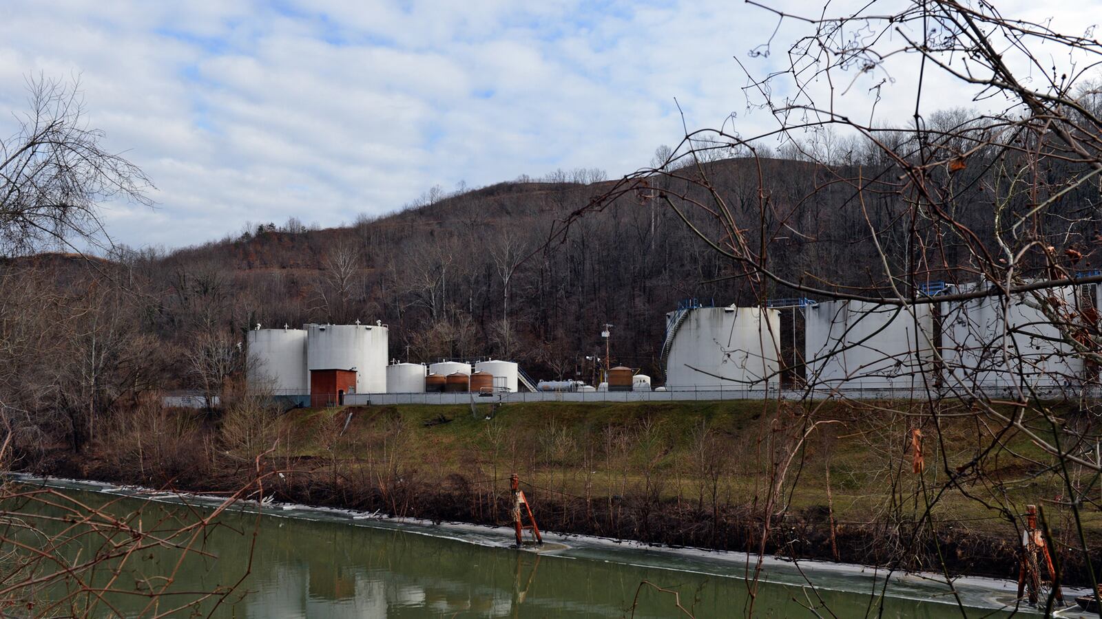 cheats/2014/01/22/unreported-chemical-in-w-va-spill/140122-elk-river-cheat_ts6ynf