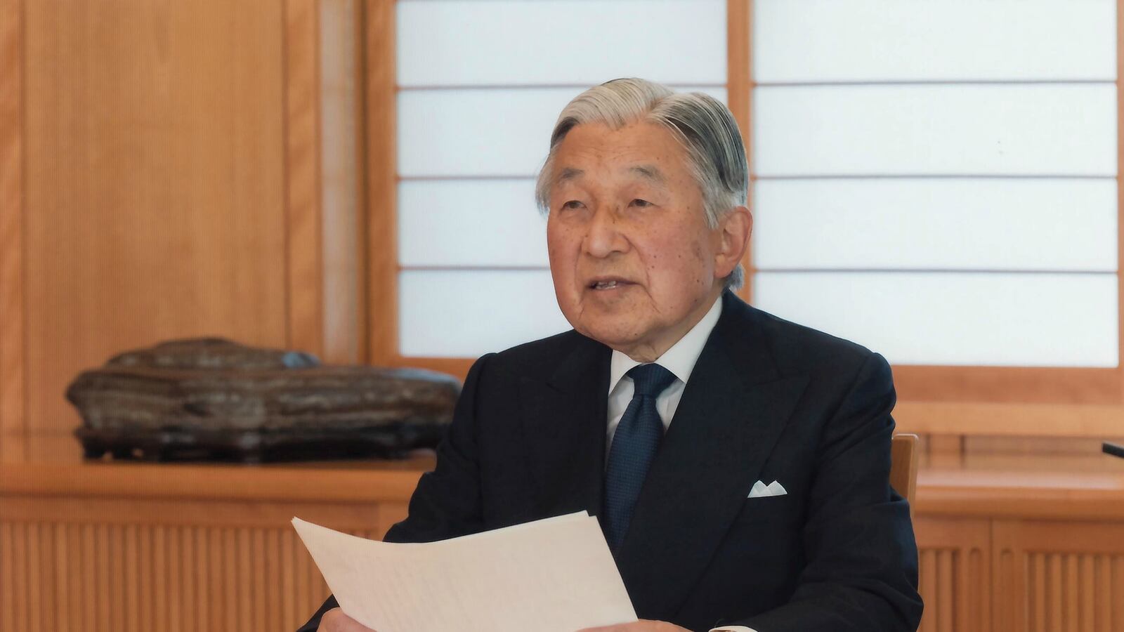 cheats/2016/08/08/japan-s-emperor-suggests-he-may-abdicate/160808-emperor-japan-akihito-cheat_ftyxno