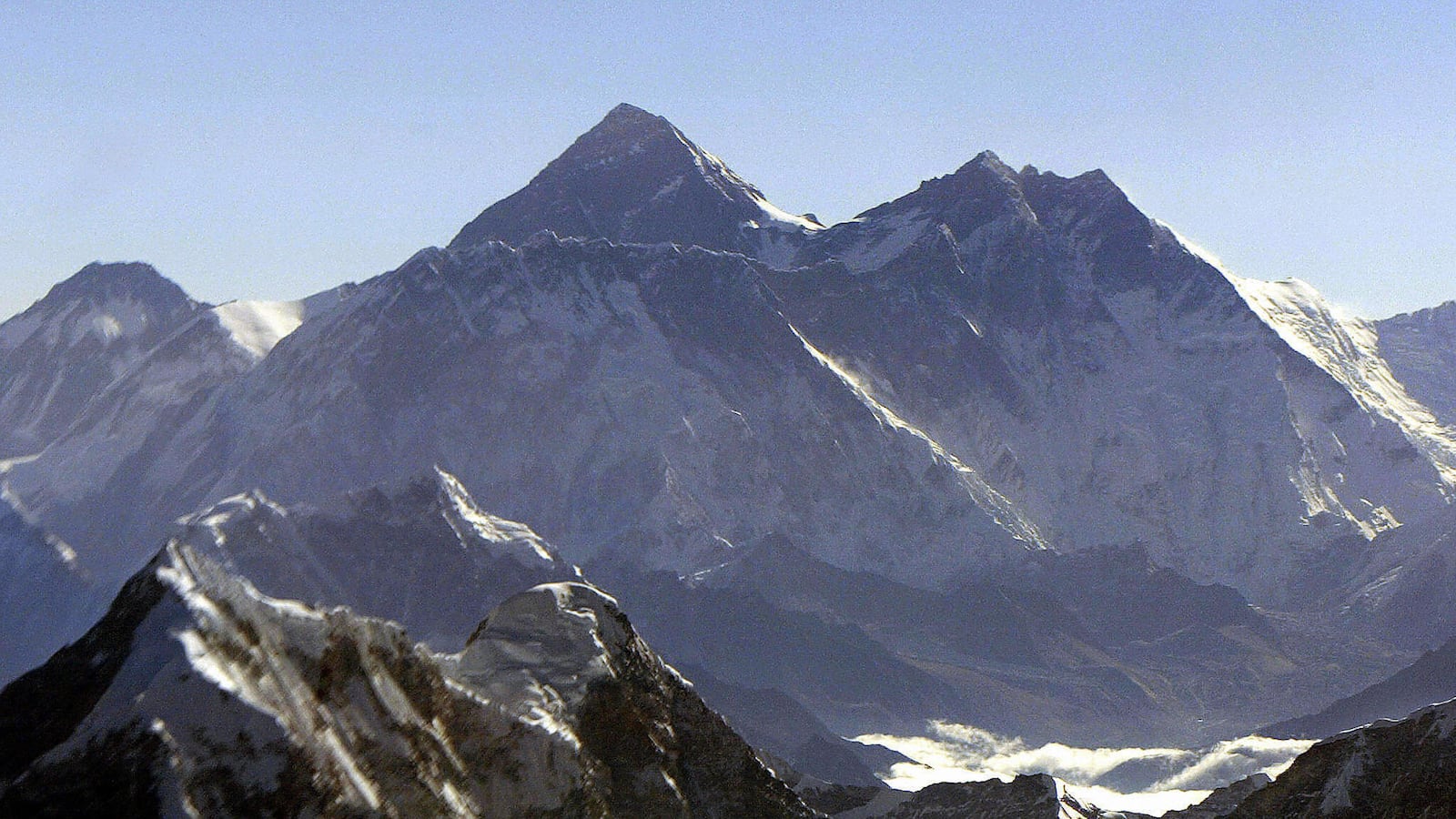 videos/2016/05/09/two-combat-amputees-race-to-the-top-of-mt-everest/160509-Place-amputees-climb-everest-Tease_ygatan