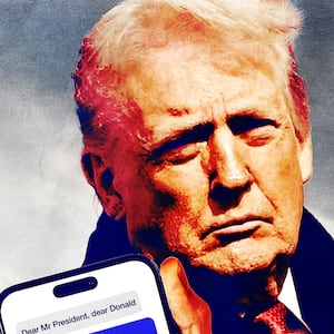 Donald Trump holding his cell phone showing a text from Prime Minister Jonas Gahr Støre