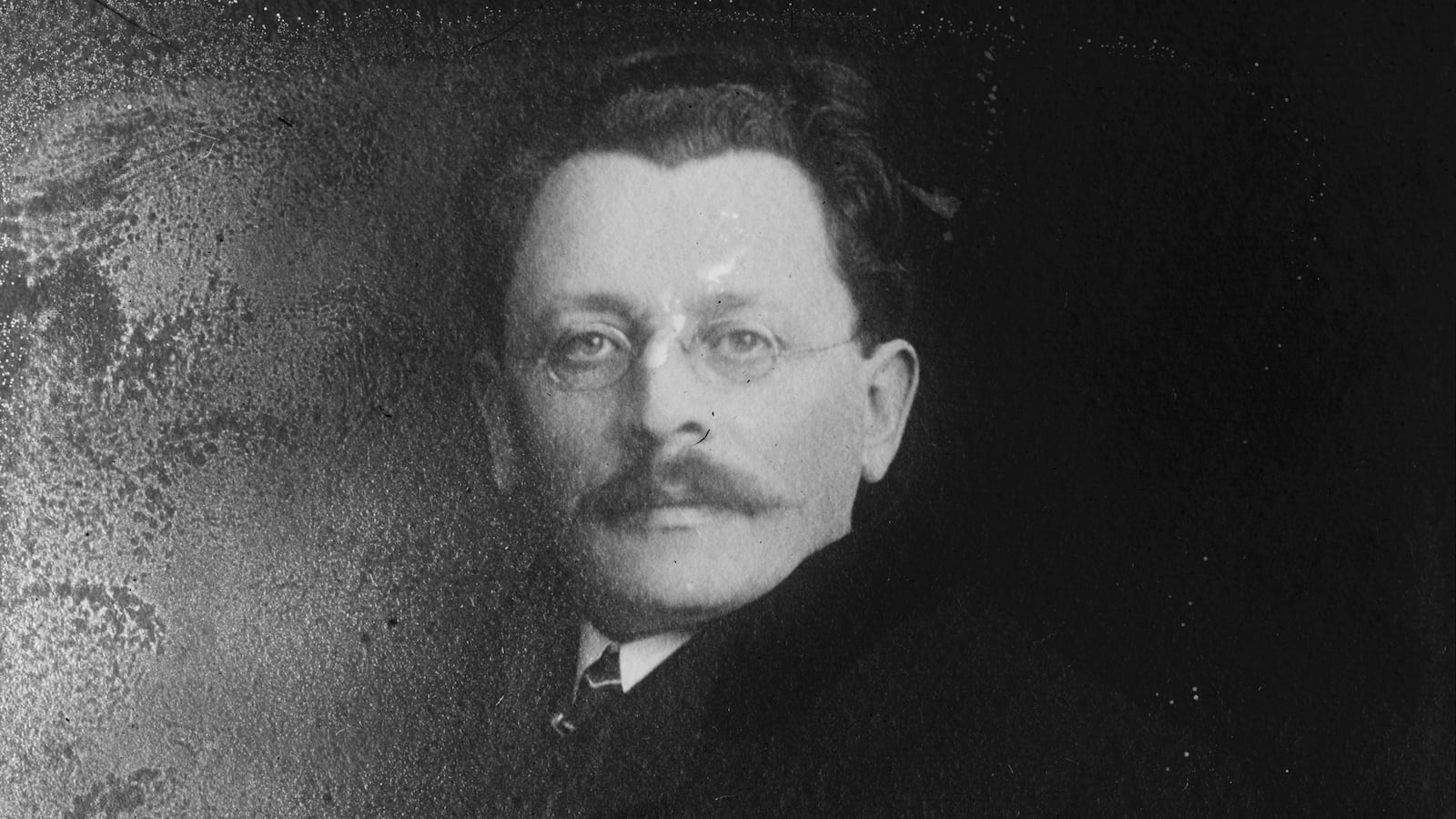 articles/2013/11/05/moving-it-forward-the-life-of-abraham-cahan-considered/131105-abraham-cahan-smith-tease_itek3t