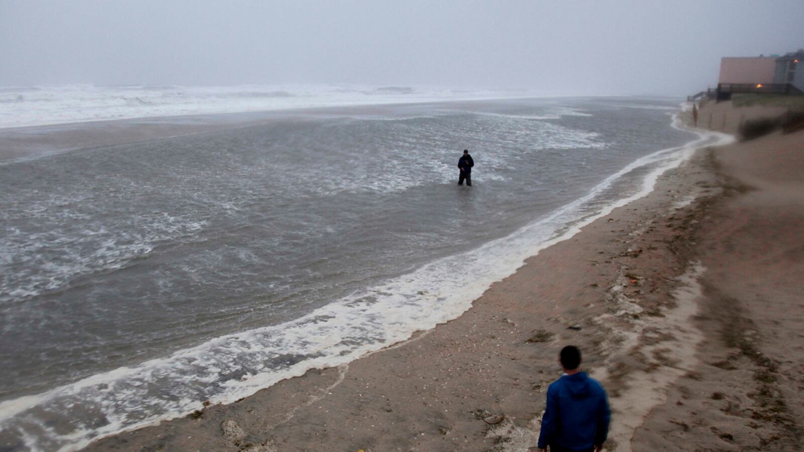 cheats/2011/08/27/nc-governor-please-stay-inside/hurricane-irene-spares-north-carolina-cheat_dynddj