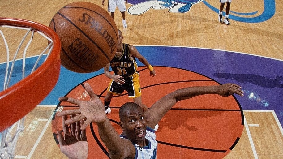 Elden Campbell #5 of the Charlotte Hornets in 2000.
