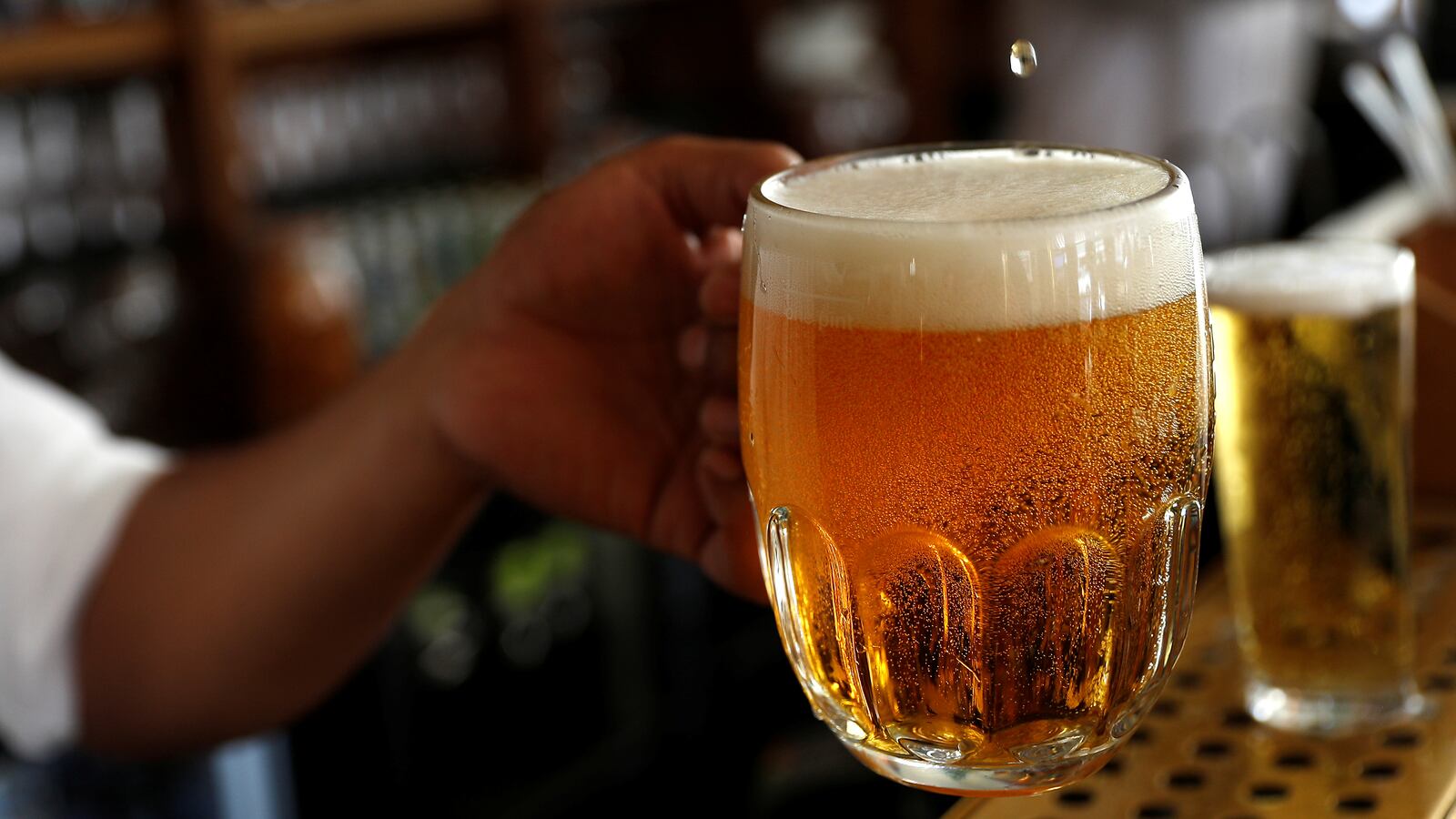 2019-08-07T124814Z_1_LYNXNPEF76145_RTROPTP_4_BRITAIN-CARBON-BEER_syqar4