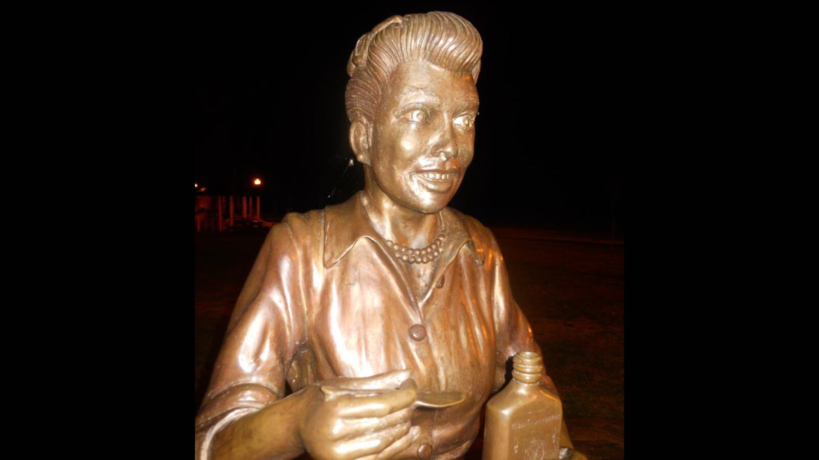 articles/2015/04/08/we-don-t-love-lucy-when-statues-go-wrong/150407-shire-lucille-ball-statue-tease_ddkpgk