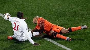 cheats/2010/06/14/howard-may-recover-for-next-match/tim-howard-injury_m3j9e1
