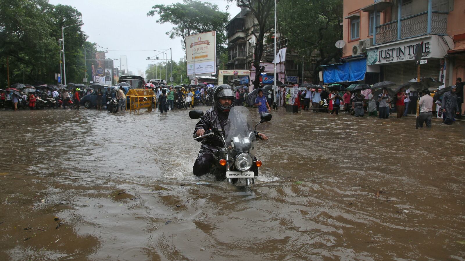 170829-south-asia-flooding-catastrophic-cheat_lhcwz2