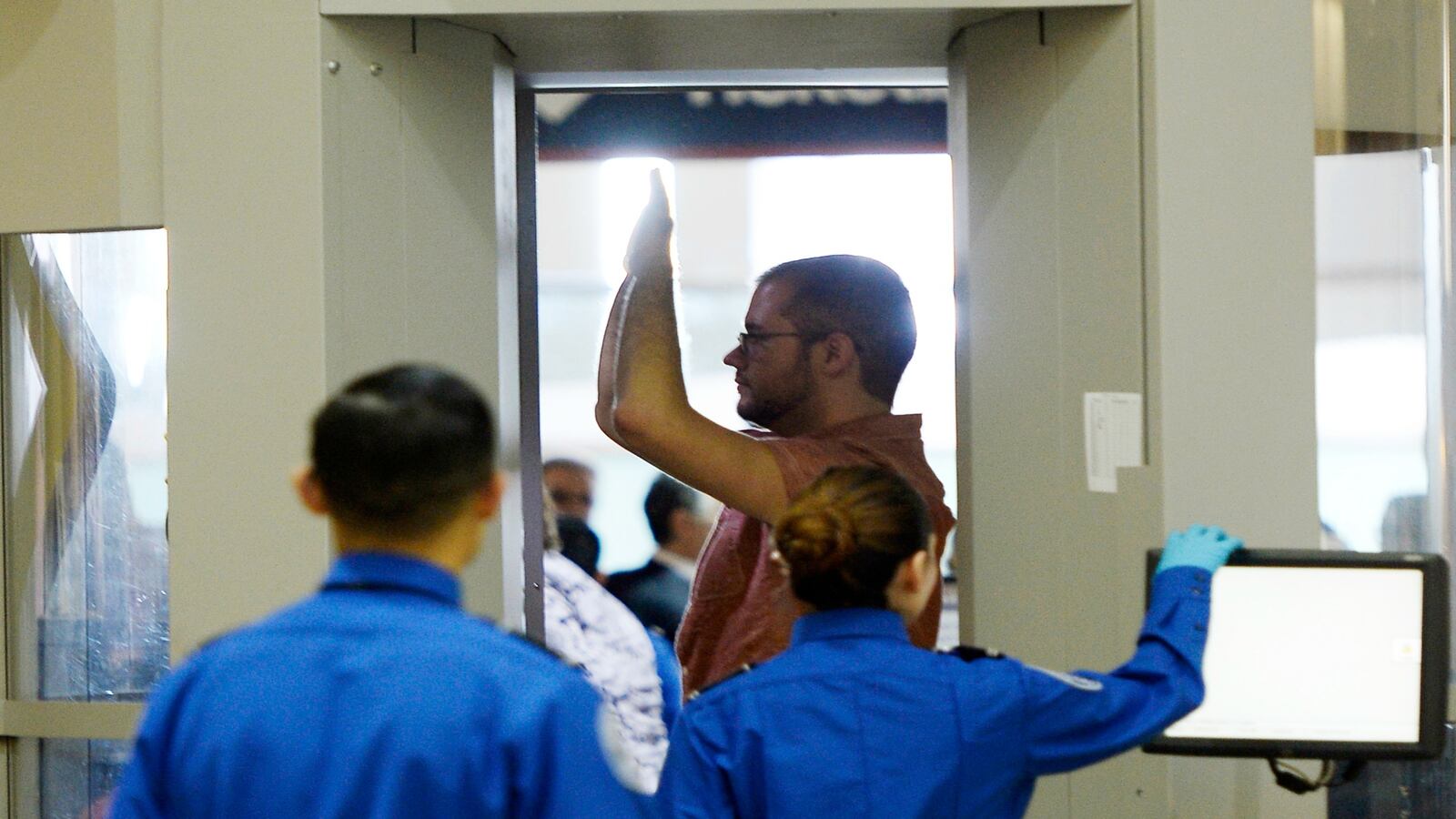 cheats/2015/06/28/tsa-may-respond-to-twitter-complaints/150628-tsa-cheat_djlnst