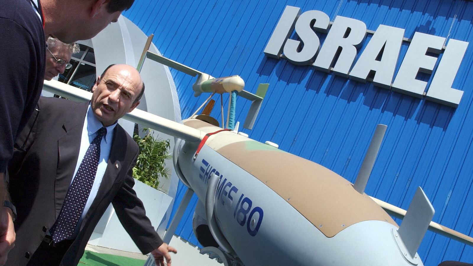 articles/2013/06/18/who-will-buy-israel-s-military-hardware/paris-air-show-openz_mvs6ix
