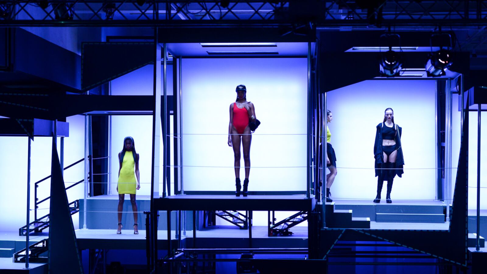 articles/2013/02/16/the-horror-the-horror-rihanna-s-ghastly-debut-for-river-island-at-lfw/ri-ri_tnnvfm