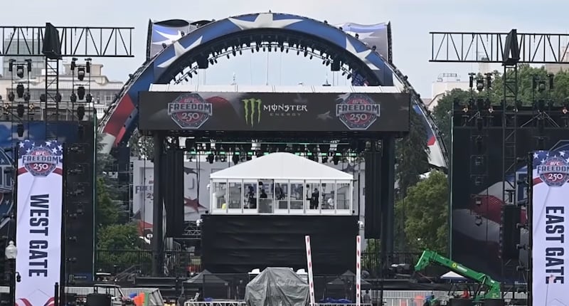 Jimmy Kimmel Live!, Kimmel muestra a los espectadores fotografías del logotipo de Monster Energy en el evento UFC de la Casa Blanca