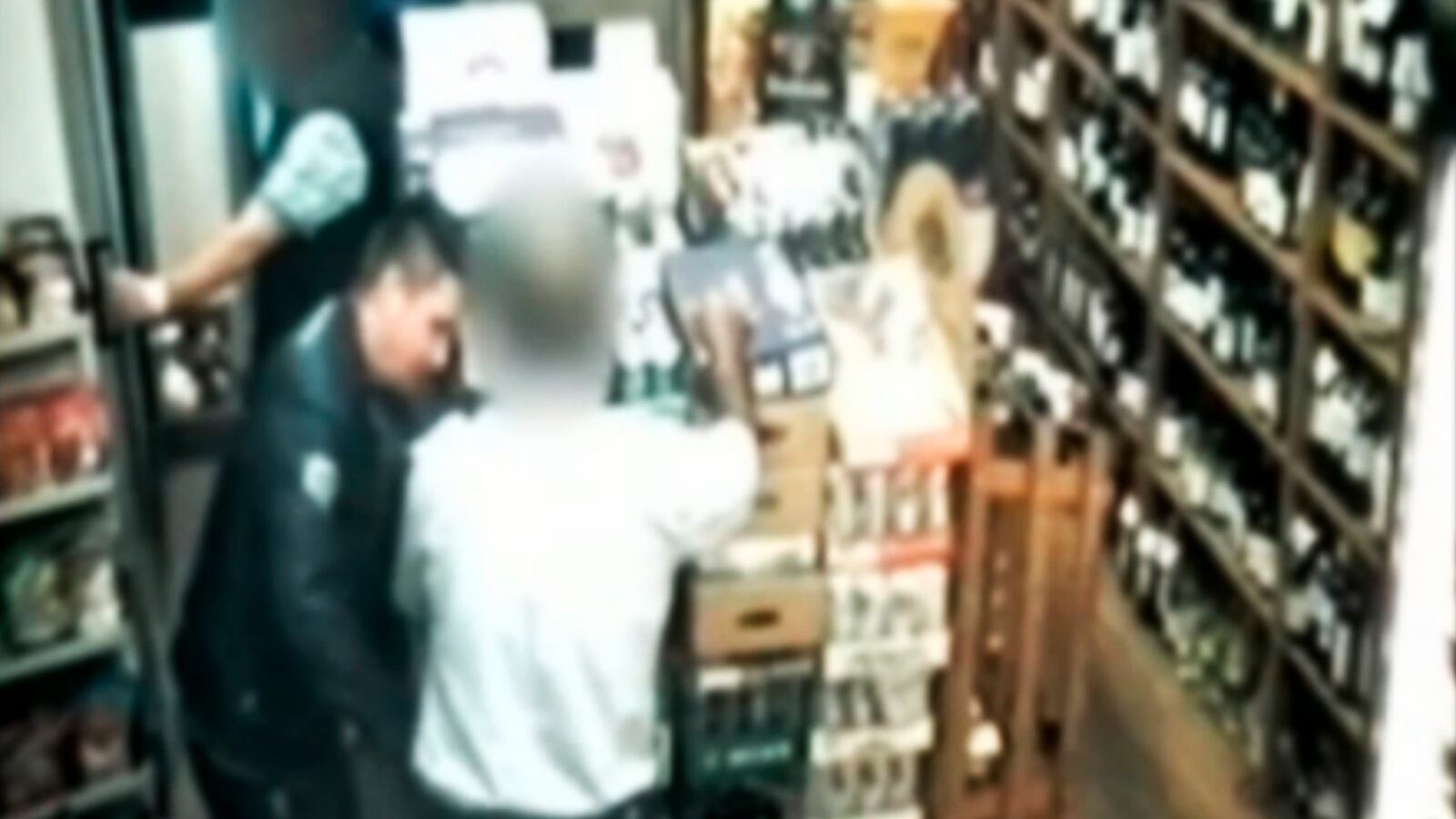 articles/2014/12/05/thief-hypnotizes-shopkeeper-then-robs-him/thief-hypnotizes-shopkeeper-then-robs-him-image_gitwst