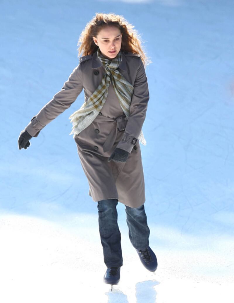 galleries/2011/11/26/celebrities-ice-skating-pippa-middleton-suri-cruise-photos/stars-on-skates-natalie-portman_dy5zx4
