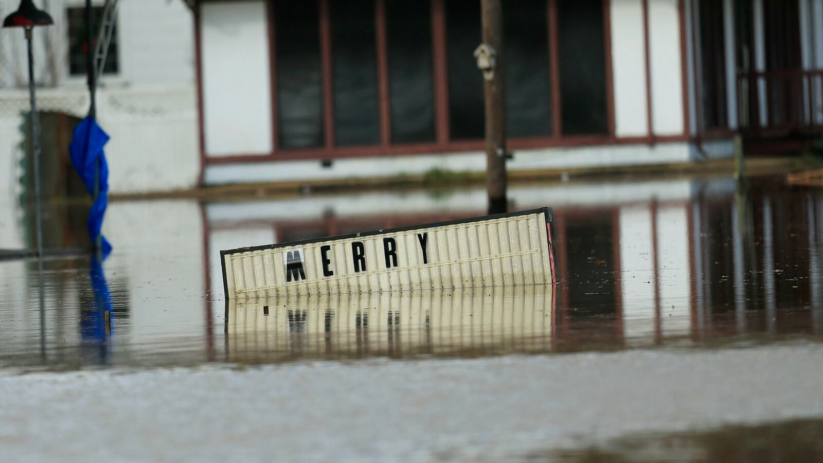 cheats/2015/12/29/missouri-floods-kill-13-people/151229-cheat-missouri_sy9wkc