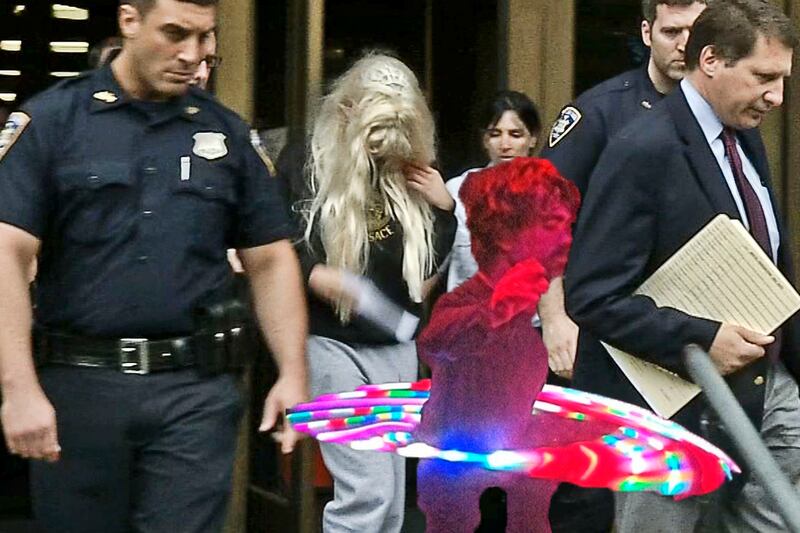 articles/2013/08/22/peter-dinklage-hula-hooping-makes-every-photo-better-from-the-royal-baby-to-justin-bieber/dinklage-amanda_asqygr