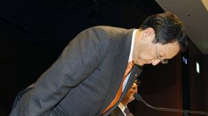 cheats/2010/02/06/toyota-presidents-careful-bow/toyota-presidents-careful-bow_wrps0l