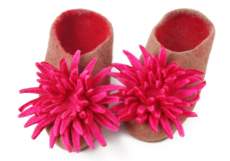 galleries/2010/12/13/good-giving-guide-2010/giving-guide---slippers_we6w8z
