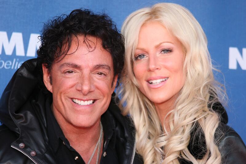 articles/2013/12/07/neal-schon-and-michaele-salahi-are-tying-the-knot-and-you-can-pay-to-watch/131206-grove-pay-per-view-NEW_r8us2e