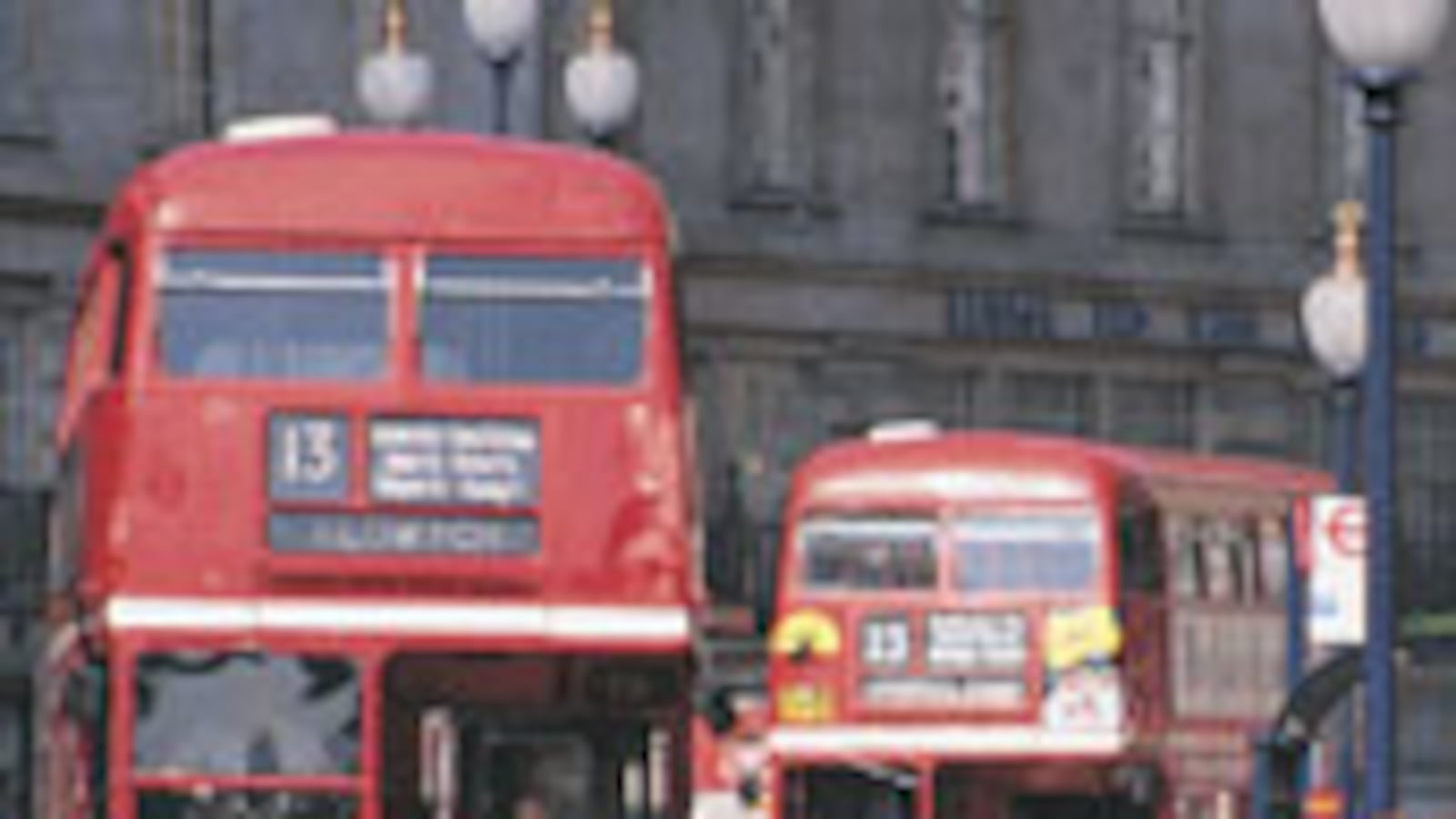 articles/2009/11/21/gal-with-a-suitcase-1/hunt-suitcase-east-london_64438_oeqnkj