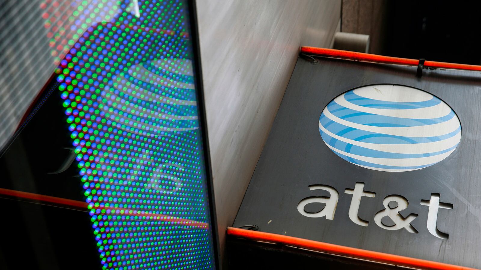 articles/2016/10/26/the-perils-of-an-at-t-time-warner-merger/161026-grove-att-tease_obqcid