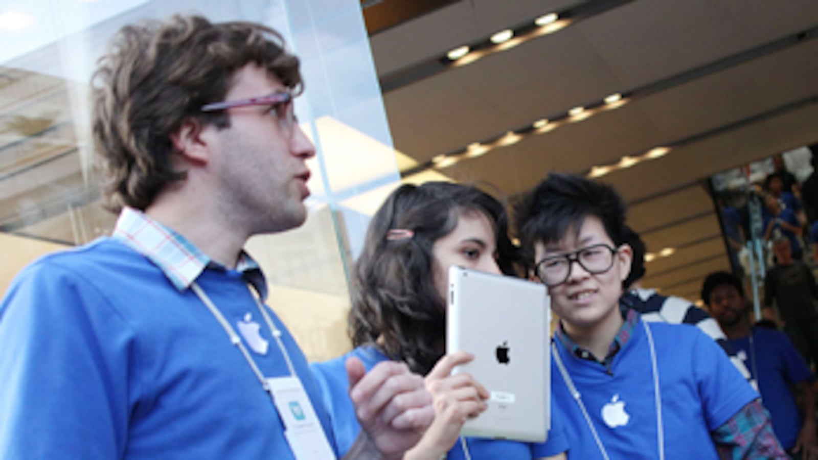 cheats/2011/03/14/apple-sells-out-of-ipad-2s/ipad2-runs-out_wz3xd7