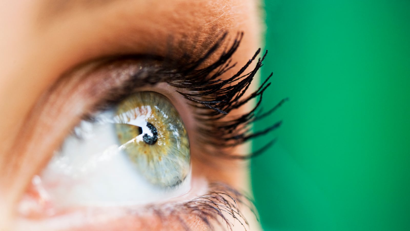 articles/2013/03/17/on-st-patrick-s-day-beware-those-sly-green-eyes/130316-dimon-green-eyes-tease_kxqlcs