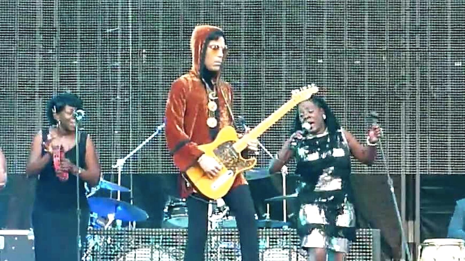 articles/2016/11/18/when-prince-surprised-sharon-jones-on-stage-in-paris/161118-wilstein-sharon-jones-prince-tease_wf8lm8