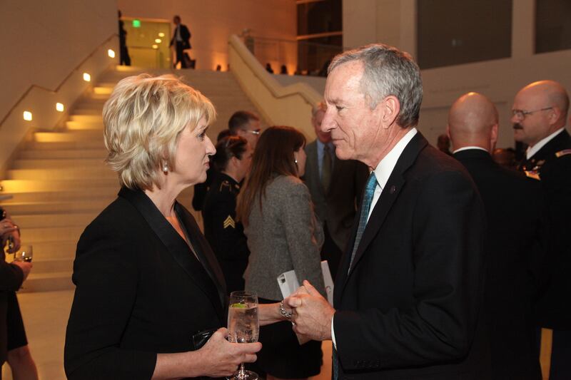 galleries/2012/11/15/william-mcraven-bono-more-from-the-hero-summit-photos/hero-summit-dinner-09_jrpfph