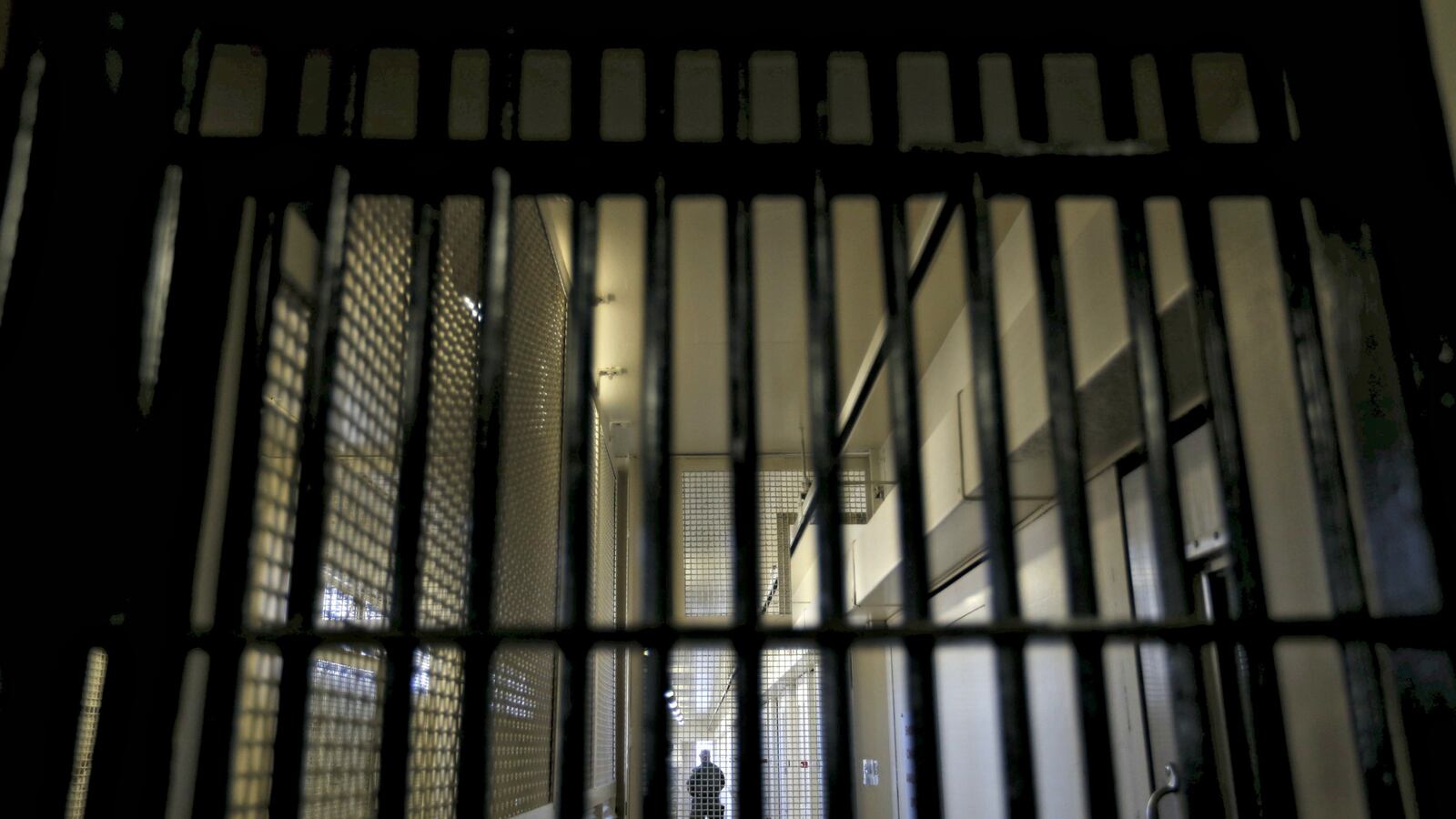 cheats/2016/08/18/doj-to-end-use-of-private-prisons/160323-prison-cheat_rj1sk0