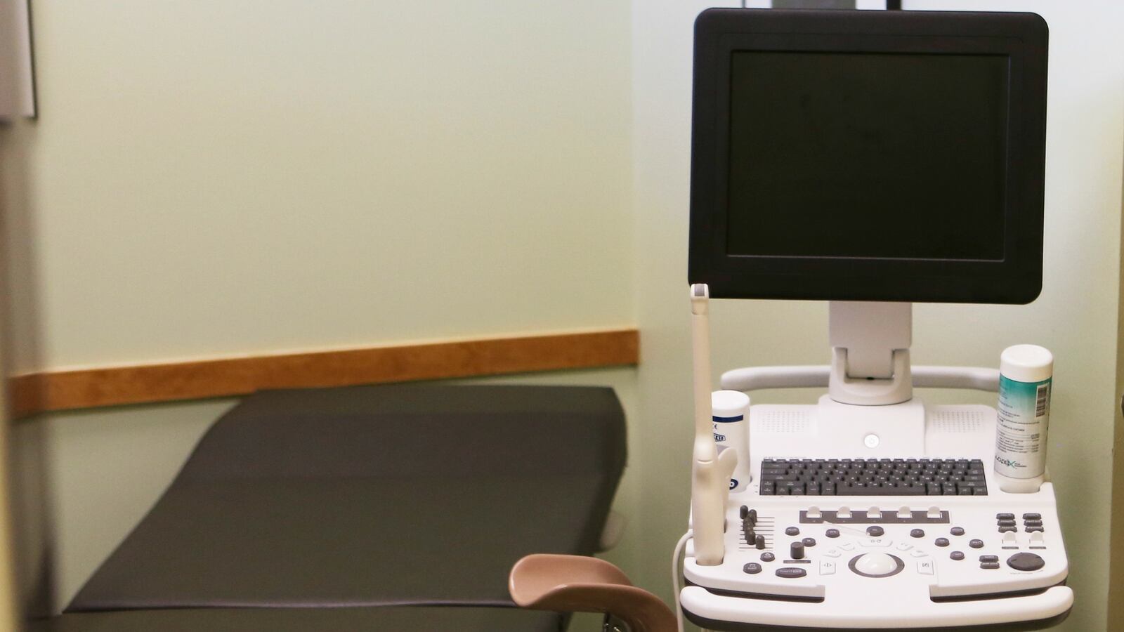 cheats/2016/12/13/oklahoma-court-tosses-abortion-law-on-hospital-privileges/161213-abortion-doctor-privileges-cheat_wjfhca
