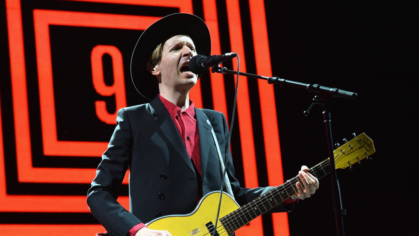 articles/2014/04/18/beck-s-musical-time-machine-this-wasn-t-a-concert-it-was-a-spectacular-party/140417-romano-beck-tease_gkwaup