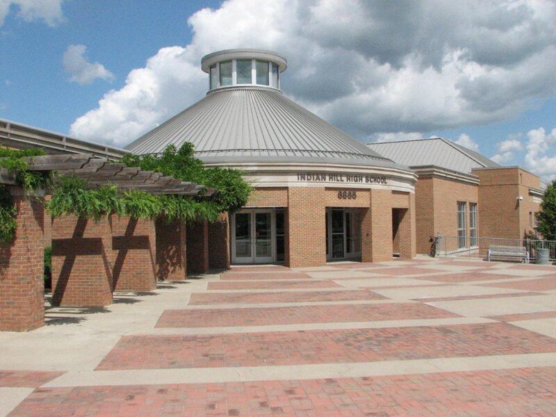 galleries/2013/05/06/top-25-high-schools-midwest/130502-indian-hill_t3aaco
