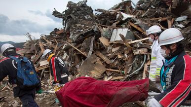 articles/2011/03/21/japans-death-toll-rises-as-radiation-is-found-in-food-and-milk/samuels-japan-day-10_168161_r6gwk8