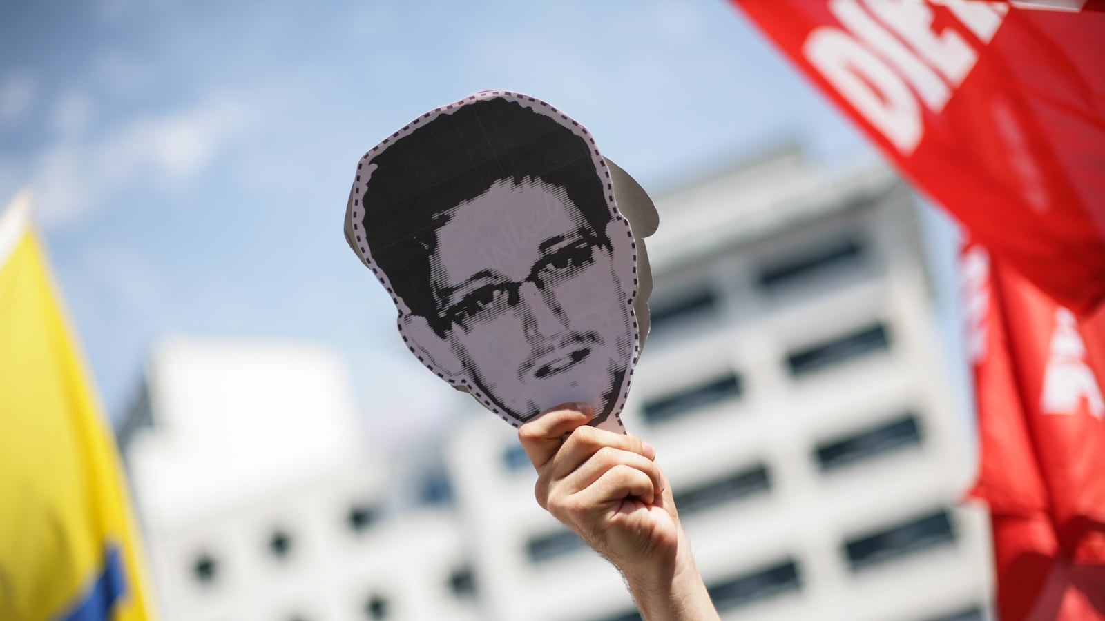 articles/2014/04/20/snowden-s-camp-staged-putin-q-a-was-a-screw-up/140420-shachtman-snowden-tease_lvb9qv